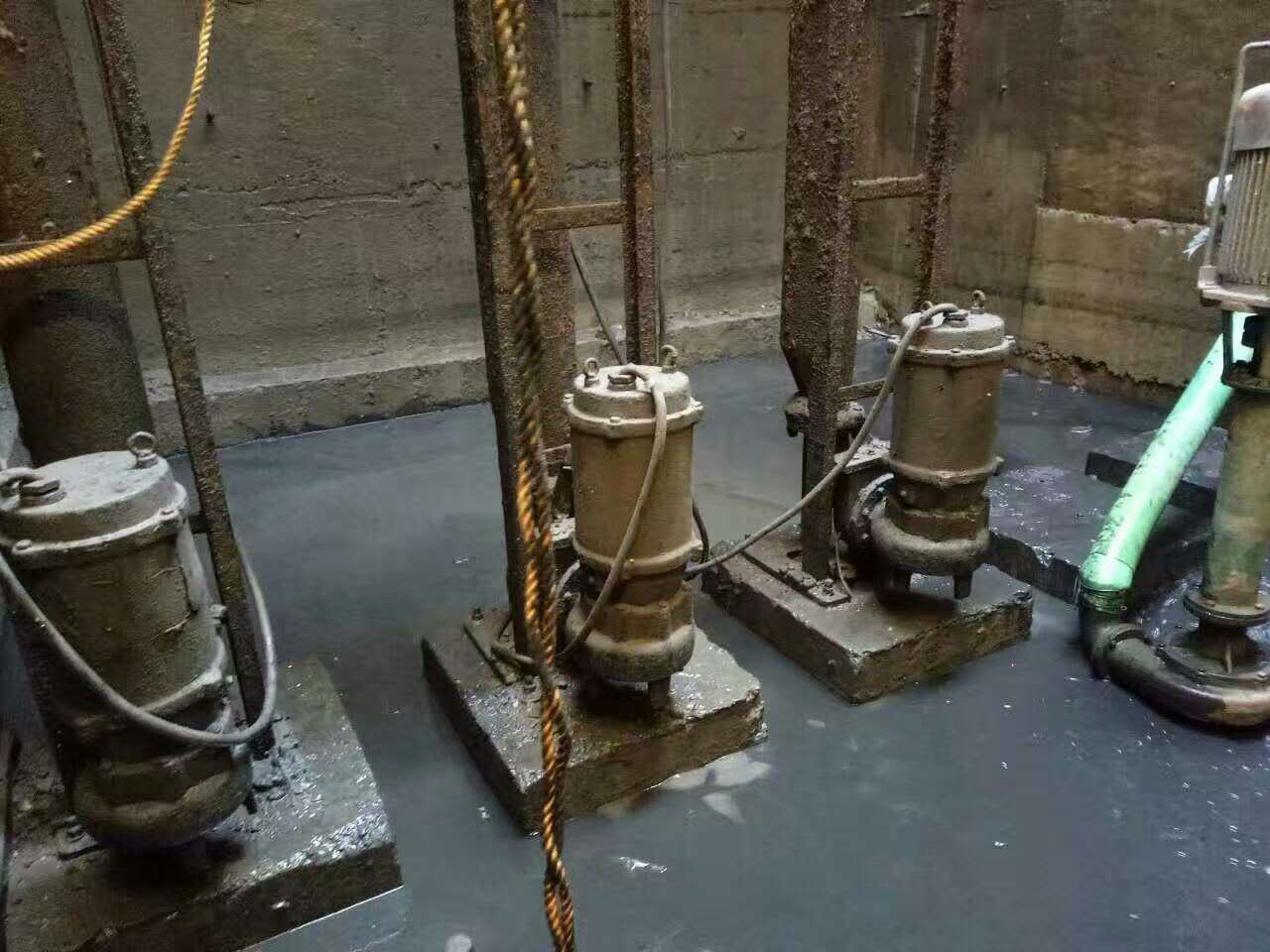 屏边污水池清理